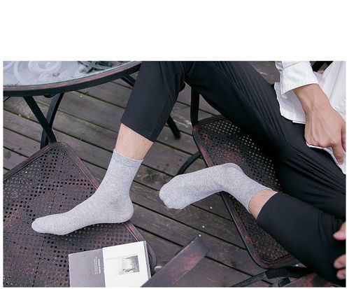 5款秋冬男士必備中筒襪 商務保暖防臭，四季百搭新風尚